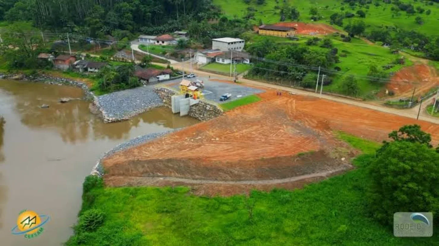 Carreta carregada com postes tomba e espalha carga sobre ponte na BR-470