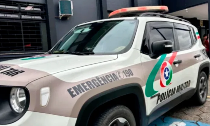 Homem com dois mandados de prisão por tráfico e débito alimentar é detido em Blumenau