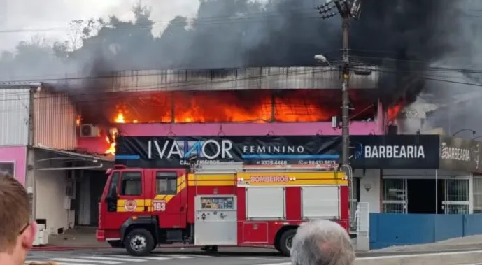 Incêndio de grandes proporções atinge estabelecimento comercial no bairro Fortaleza, em Blumenau