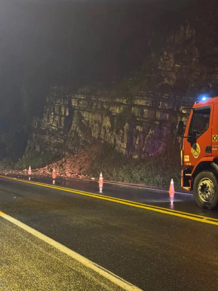 Queda de barreira provoca bloqueio parcial da BR-470 em Apiúna durante a madrugada