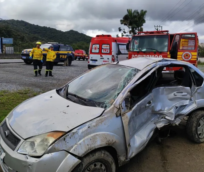 Colisão entre carros seguida de capotamento deixa feridos na BR-470