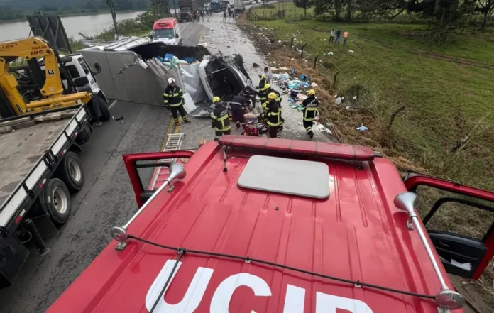 Motorista tem perna amputada em grave acidente envolvendo dois caminhões em Ilhota