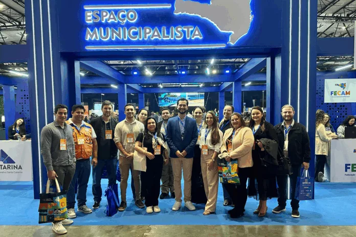 Comitiva de Ascurra participa do COMAC 2025 promovido pela FECAM