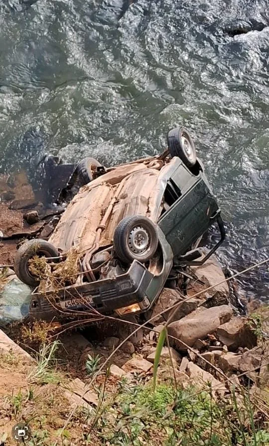 Carro desce ribanceira, cai em ribeirão e motorista é resgatado com ferimentos