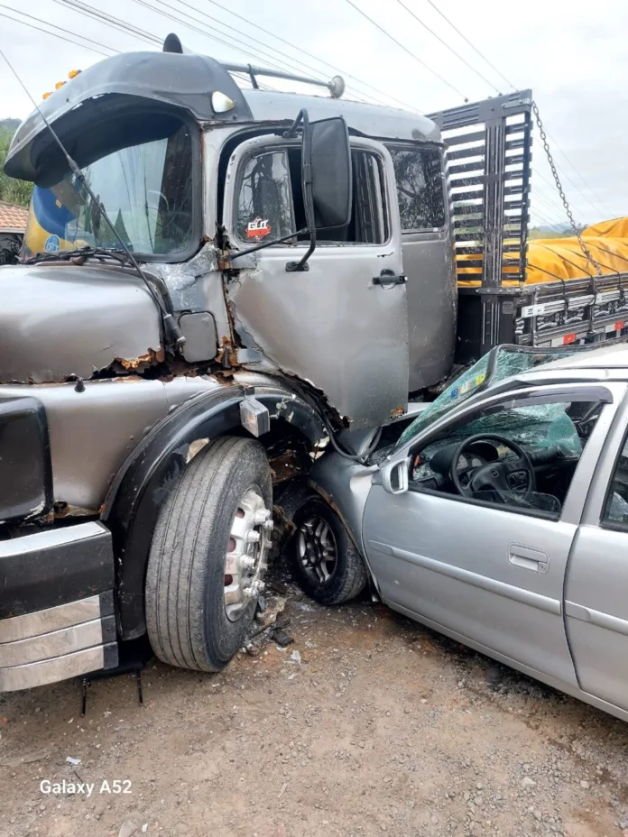 Colisão entre carro e dois caminhões deixa dois feridos na BR-470