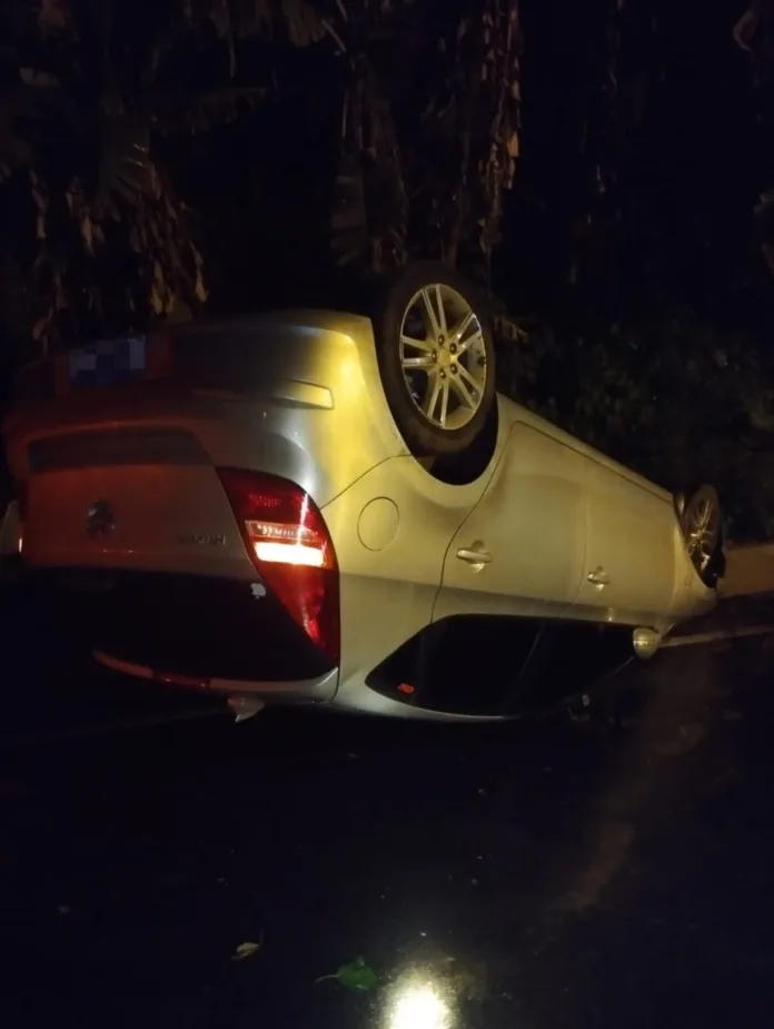 Condutor de 21 anos capota carro na SC-110, entre Pomerode e Jaraguá do Sul