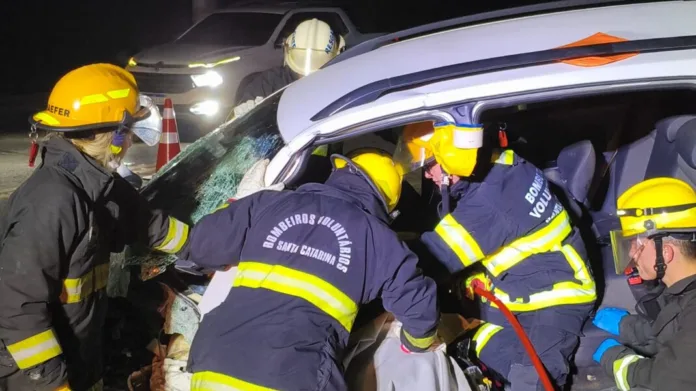 Tragédia na BR-470 deixa dois mortos e crianças gravemente feridas em colisão violenta