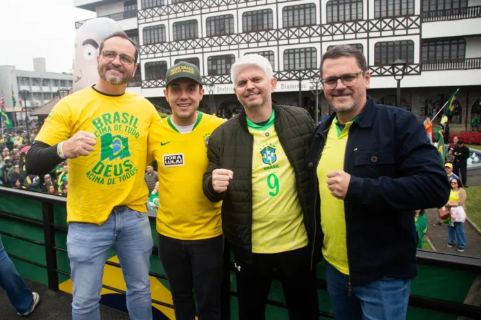 Manifestação em Blumenau reúne milhares em defesa da anistia e contra os fracassos do governo Lula