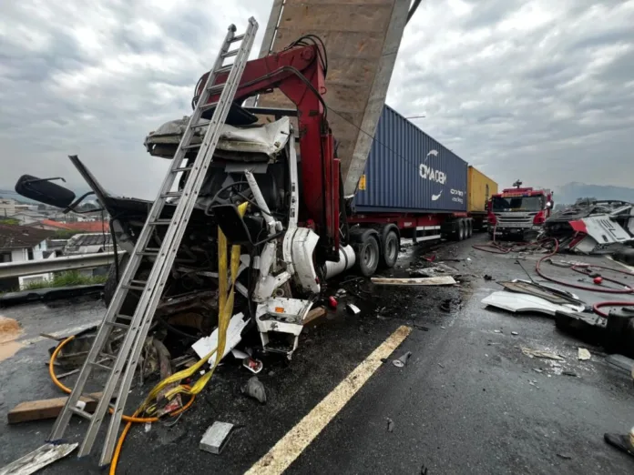 Caos na BR-470: engavetamento com caminhões deixa seis vítimas em Indaial