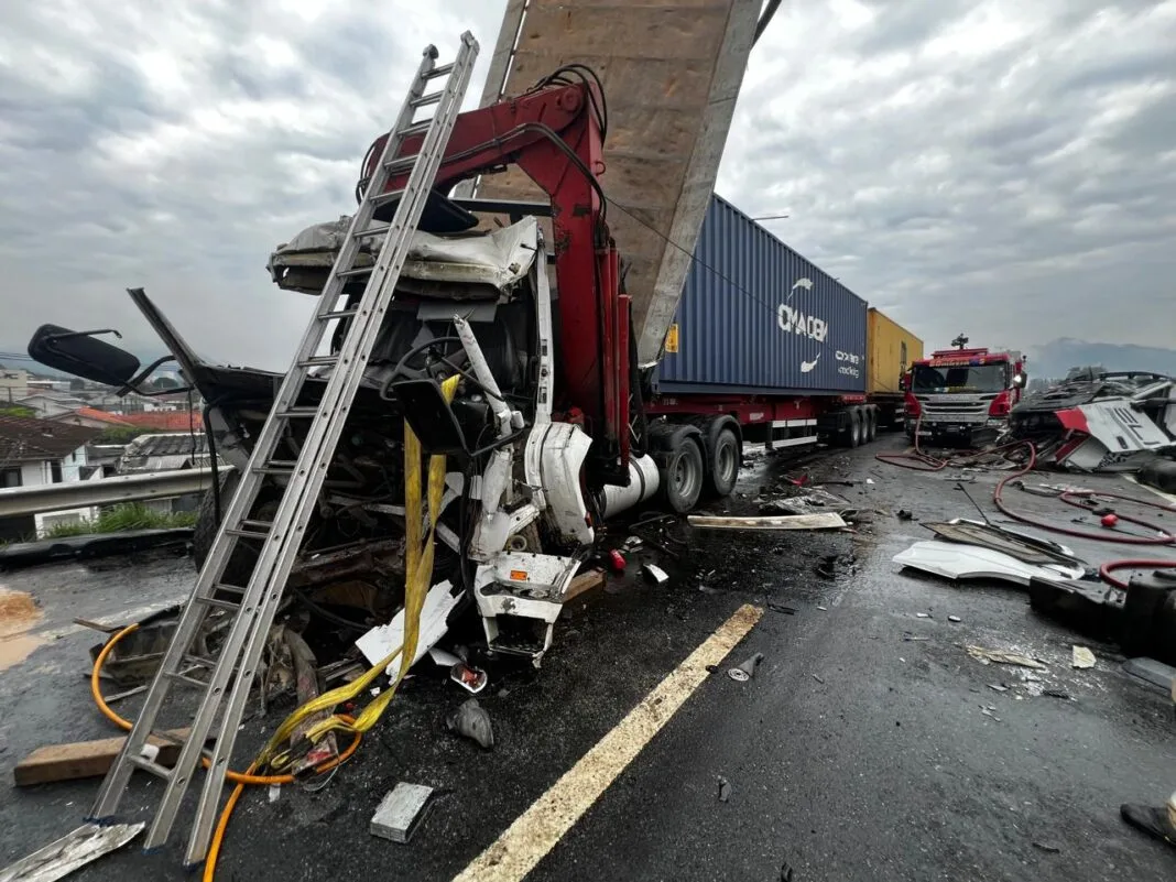 Caos na BR-470: engavetamento com caminhões deixa seis vítimas em Indaial