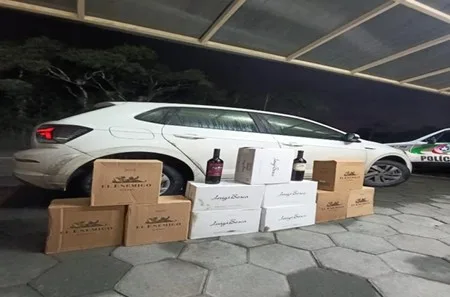 66 garrafas de vinho importado sem nota fiscal são apreendidos na BR-470
