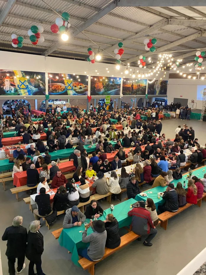 Polenta com galinha reuniu gerações e fortaleceu a solidariedade em Benedito Novo