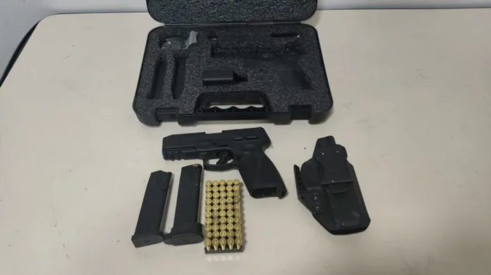 Professor é preso em Gaspar após postar vídeo com arma de fogo em grupo com menores de idade