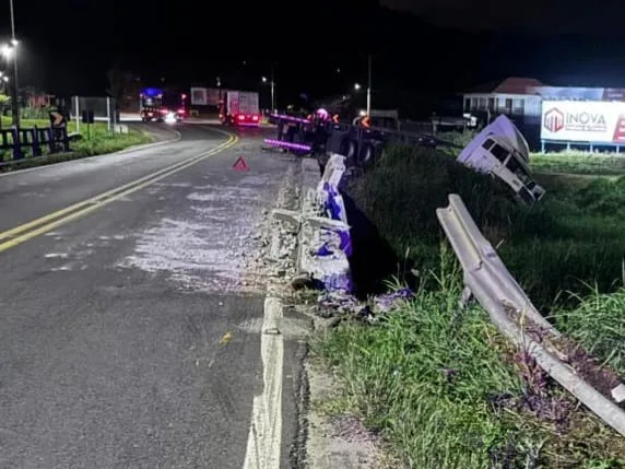 Carreta colide contra ponte e causa bloqueio parcial da BR-470