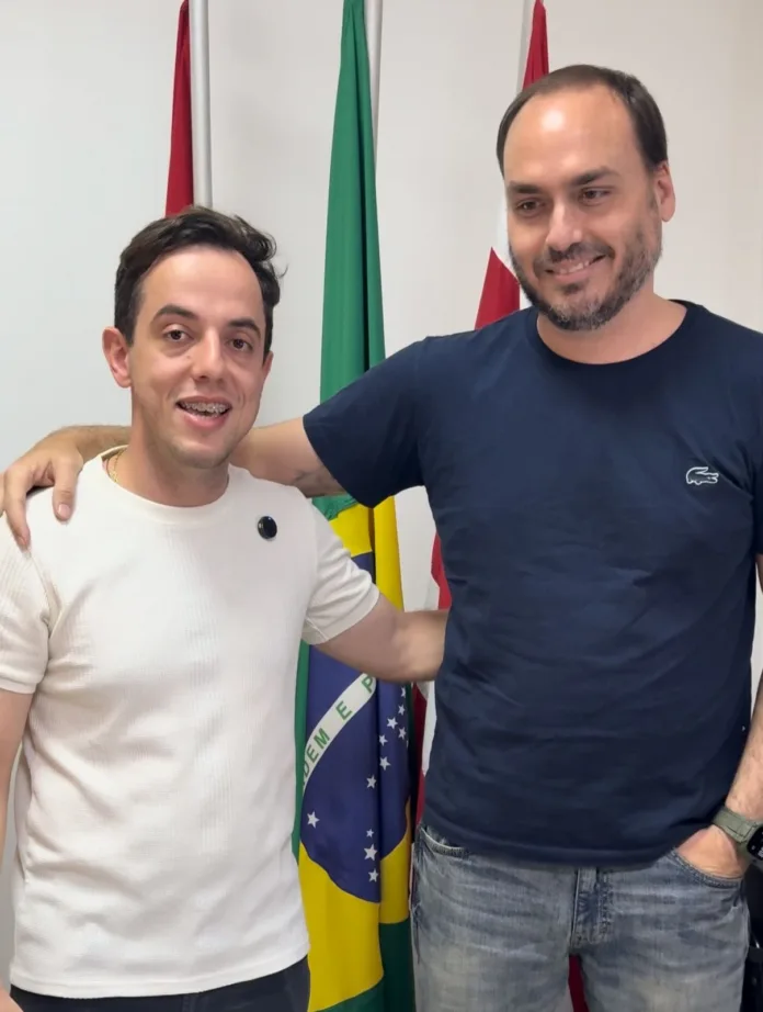 Carlos Bolsonaro visita vereador Flavinho em Blumenau e fortalece laços conservadores