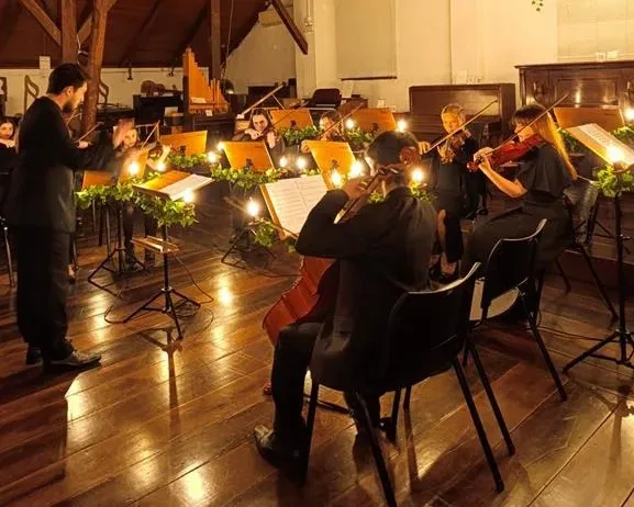Noite dos Candelabros no Museu da Música encanta público com tradição e história