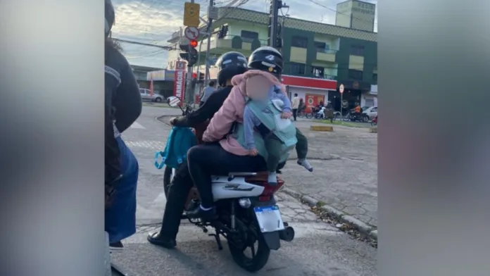 Bebê é flagrado sendo carregado como “mochila” em moto e caso causa revolta