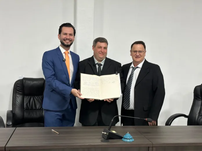 Em ato simbólico Presidente da Câmara de Vereadores assume interinamente a Prefeitura