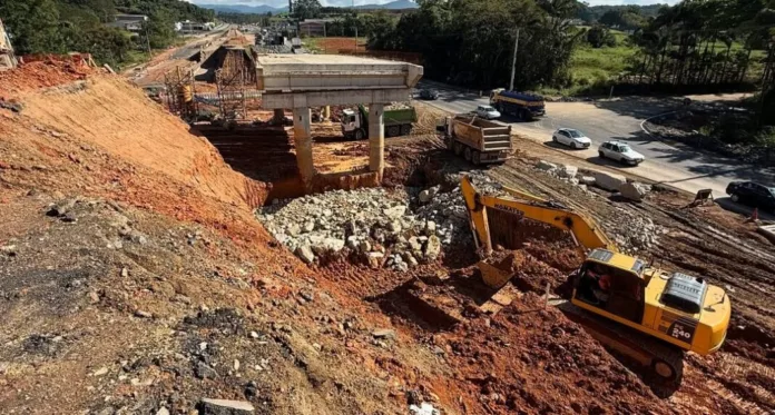 Interdição total da BR-470/SC, em Indaial, nesta sexta-feira (19)