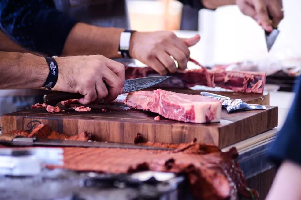 Curso de processamento de carnes maturadas e defumadas de suínos, aves, ovinos e bovinos