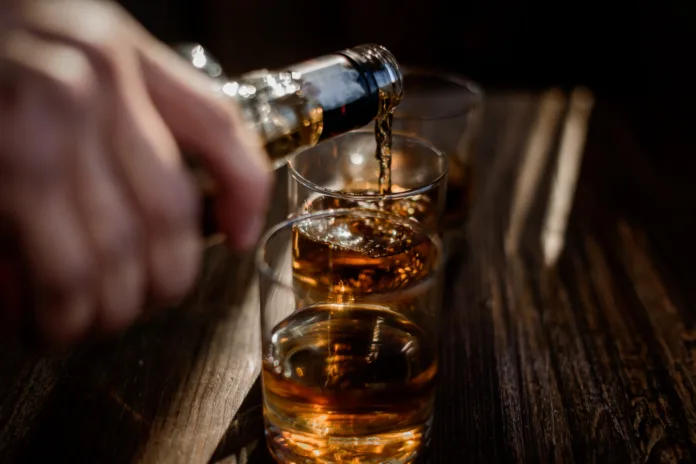 PROCON/SC intensifica combate a bebidas alcoólicas falsificadas com metanol e lança protocolo para bares e distribuidores