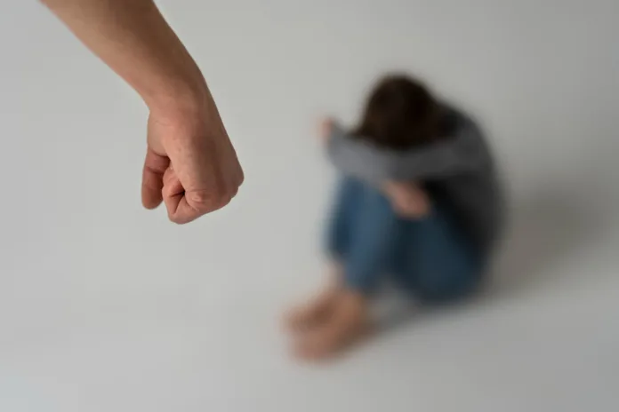 Jovem mantida em cárcere a abusada pelo padrasto por 12 anos é libertada em SC