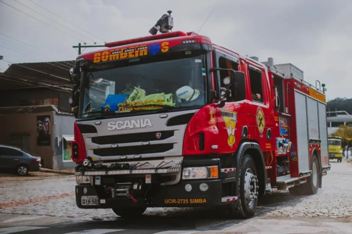 Quatro pessoas ficam feridas em colisão entre dois carros na BR-470 Quatro pessoas ficam feridas em colisão entre dois carros na BR-470