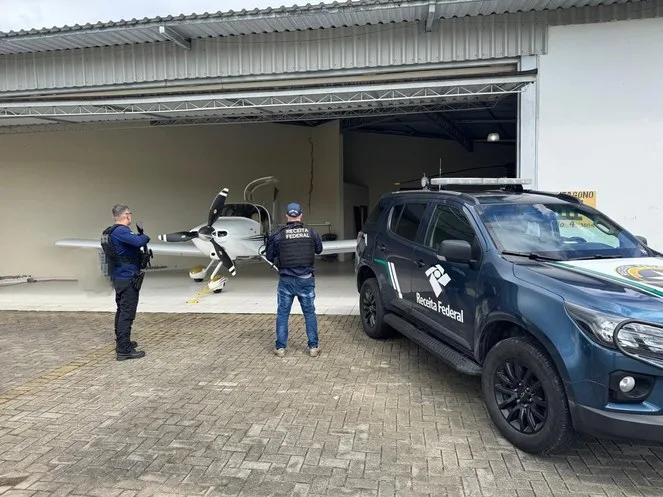 Receita Federal apreende aeronave com R$ 3 milhões em celulares no aeroporto de Porto Belo (SC)