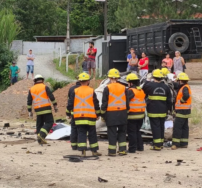 Colisão entre caminhão e dois carros deixa uma pessoa morta em Indaial
