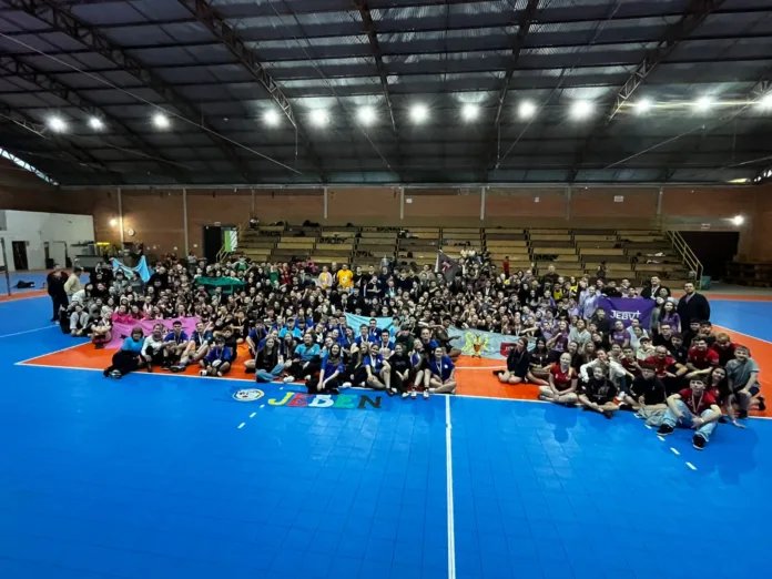 Juventude unida em fé, esporte e amizade em Benedito Novo