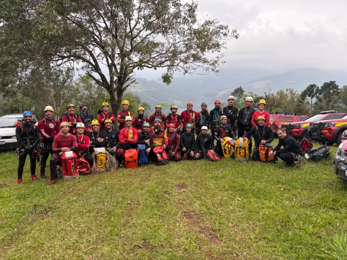 Bombeiros militares participam de capacitação e simulado internacional de resgate em cânions