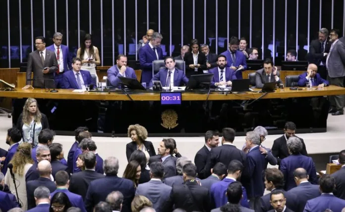 Câmara aprova isenção do IR para quem ganha até R$ 5 mil