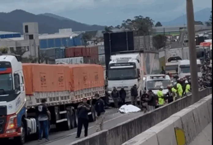 Motociclista morre em grave acidente que travou a BR-101 por horas Motociclista morre em grave acidente que travou a BR-101 por horas