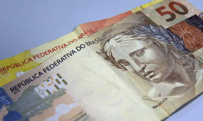 Economistas e setor produtivo veem avanços com PL da isenção de IR, mas financiamento da medida recebe críticas