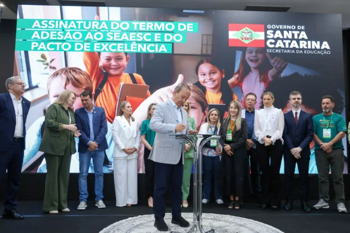 Governo do Estado assina Pacto de Excelência pela Educação Pública de SC com os municípios catarinenses