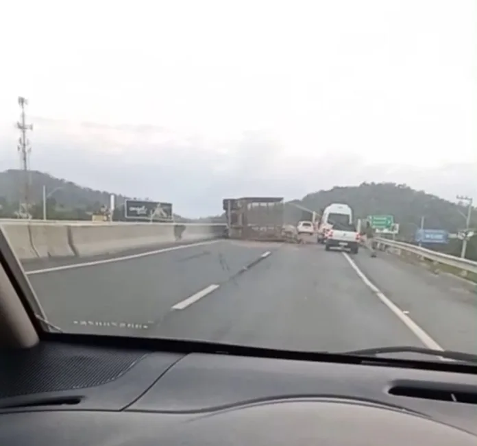 Carreta carregada com madeira tomba no Trevo do Badenfurt