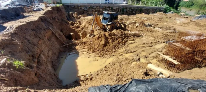 Trabalhador é soterrado durante obra em Blumenau e sobrevive sem ferimentos graves