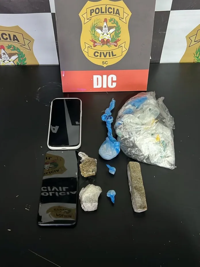 Polícia Civil prende dois homens por tráfico de drogas em Blumenau após denúncia anônima Polícia Civil prende dois homens por tráfico de drogas em Blumenau após denúncia anônima