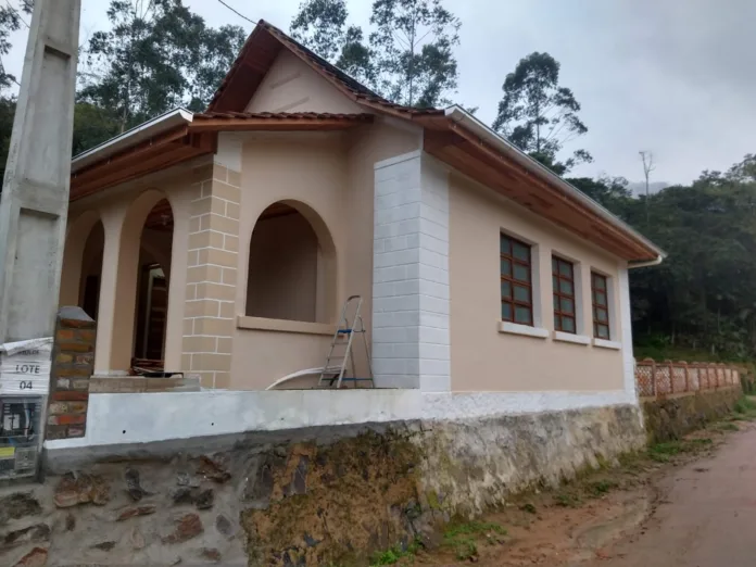 Comunidade do Bairro Mulde se une para reformar a antiga escola