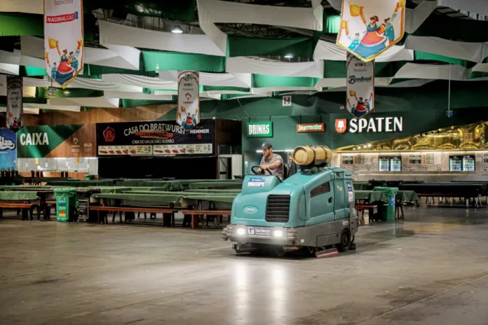 Tecnologia reforça o trabalho da limpeza e da organização da 40ª Oktoberfest Blumenau