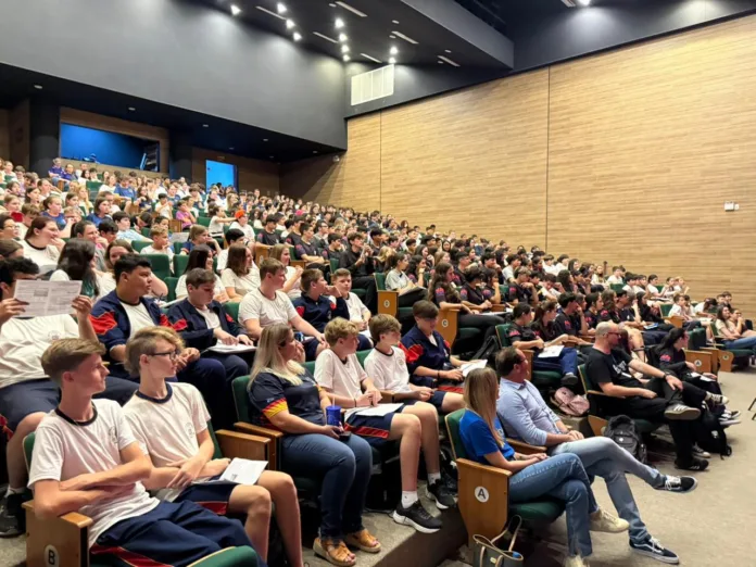 Estudantes de Timbó participam de preparatório para o Saeb 2025 e reforçam aprendizado