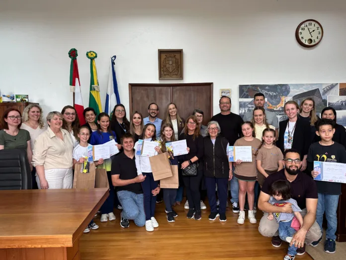 Premiação dos concursos de poesias e desenhos celebra talentos em Timbó