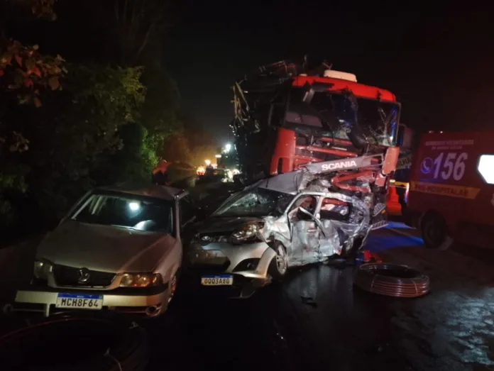 Atropelamento seguido de engavetamento deixa um morto e 12 feridos na BR-101 Atropelamento seguido de engavetamento deixa um morto e 12 feridos na BR-101