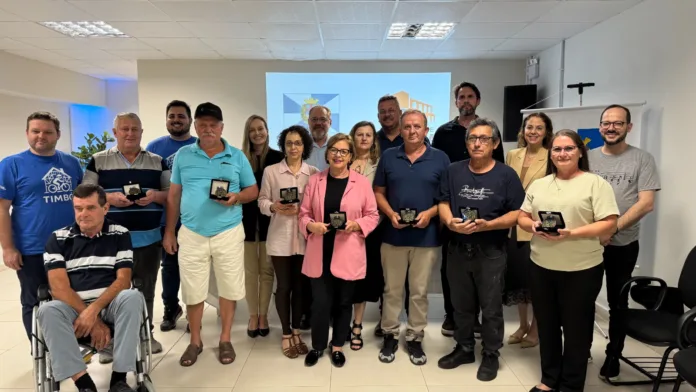 Servidores municipais são homenageados com a Medalha Horácio Cristofolini em Timbó Servidores municipais são homenageados com a Medalha Horácio Cristofolini em Timbó