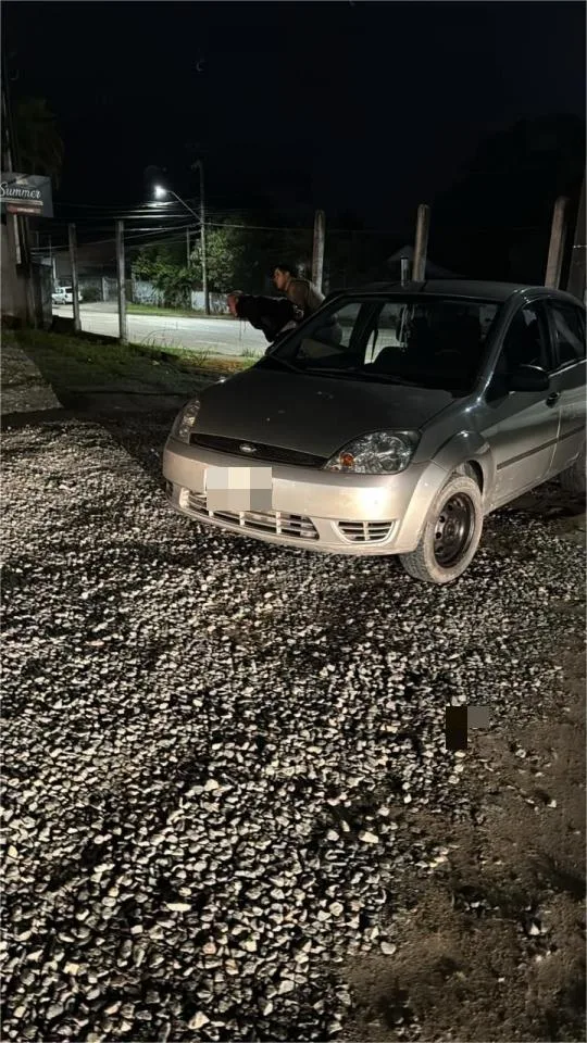 Polícia Militar recupera veículo furtado e detém três suspeitos em Blumenau Polícia Militar recupera veículo furtado e detém três suspeitos em Blumenau