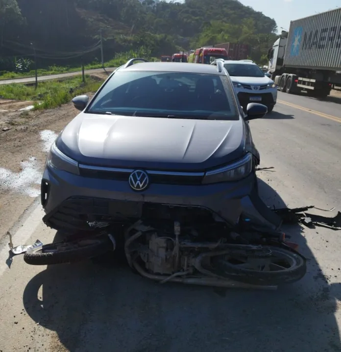 Motociclista fica gravemente ferido em colisão com carro na BR-470