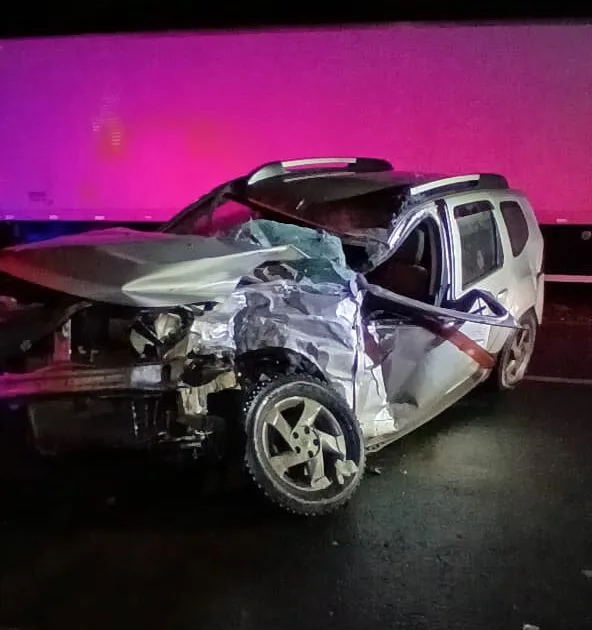 Grave acidente entre carro e carreta deixa motorista ferido na BR-470