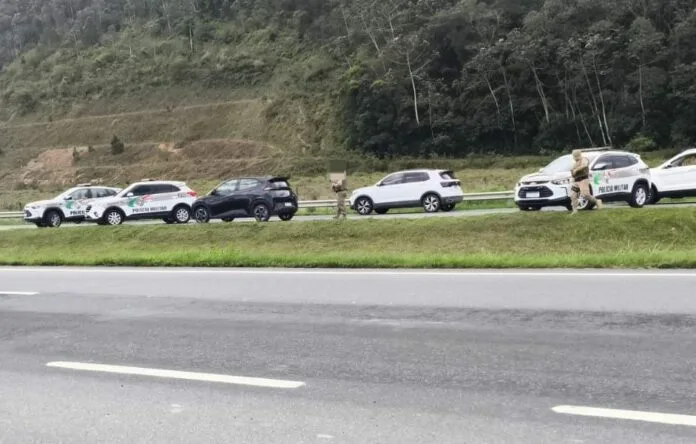 Jovem morre em confronto com a PM após fuga com carro roubado na BR-470, em Gaspar