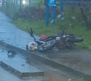 Moto atropela pedestre na BR-470 em Indaial e deixa três feridos Moto atropela pedestre na BR-470 em Indaial e deixa três feridos