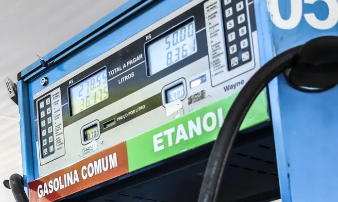 Petrobras reduz preço da gasolina em 4,9% a partir de terça-feira